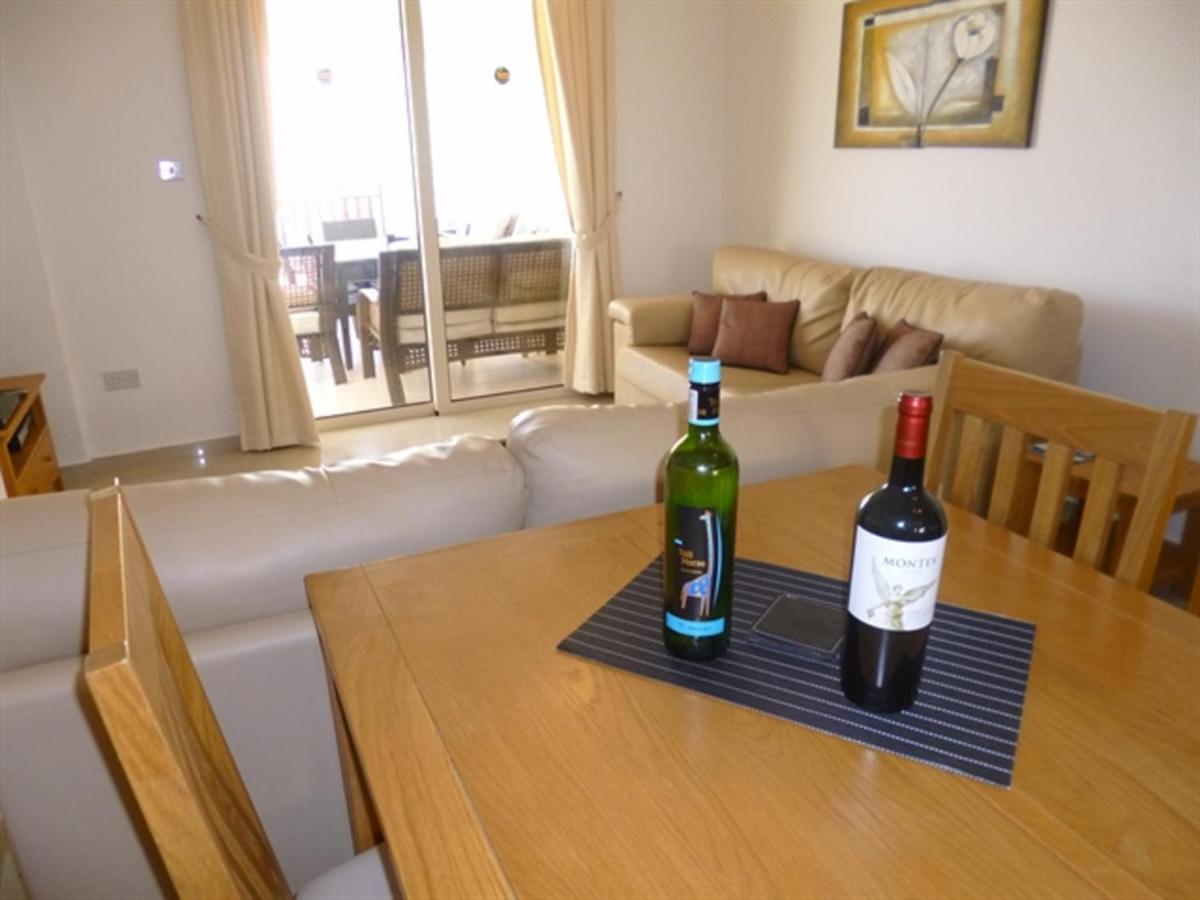 First Floor 2 Bedroom Apartment, Large Balcony, Amazing Sea Views, Communal Pool Peyia Bagian luar foto