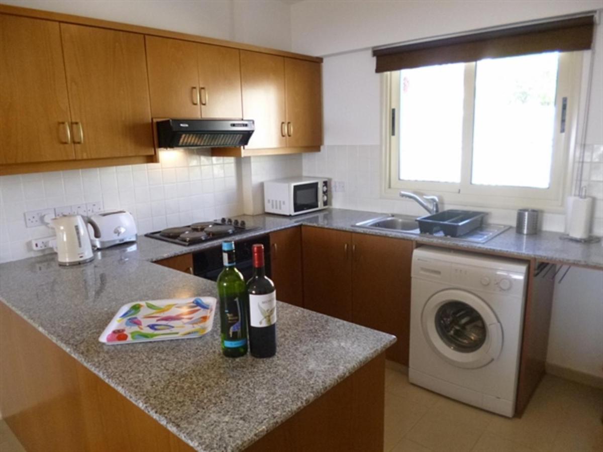 First Floor 2 Bedroom Apartment, Large Balcony, Amazing Sea Views, Communal Pool Peyia Bagian luar foto