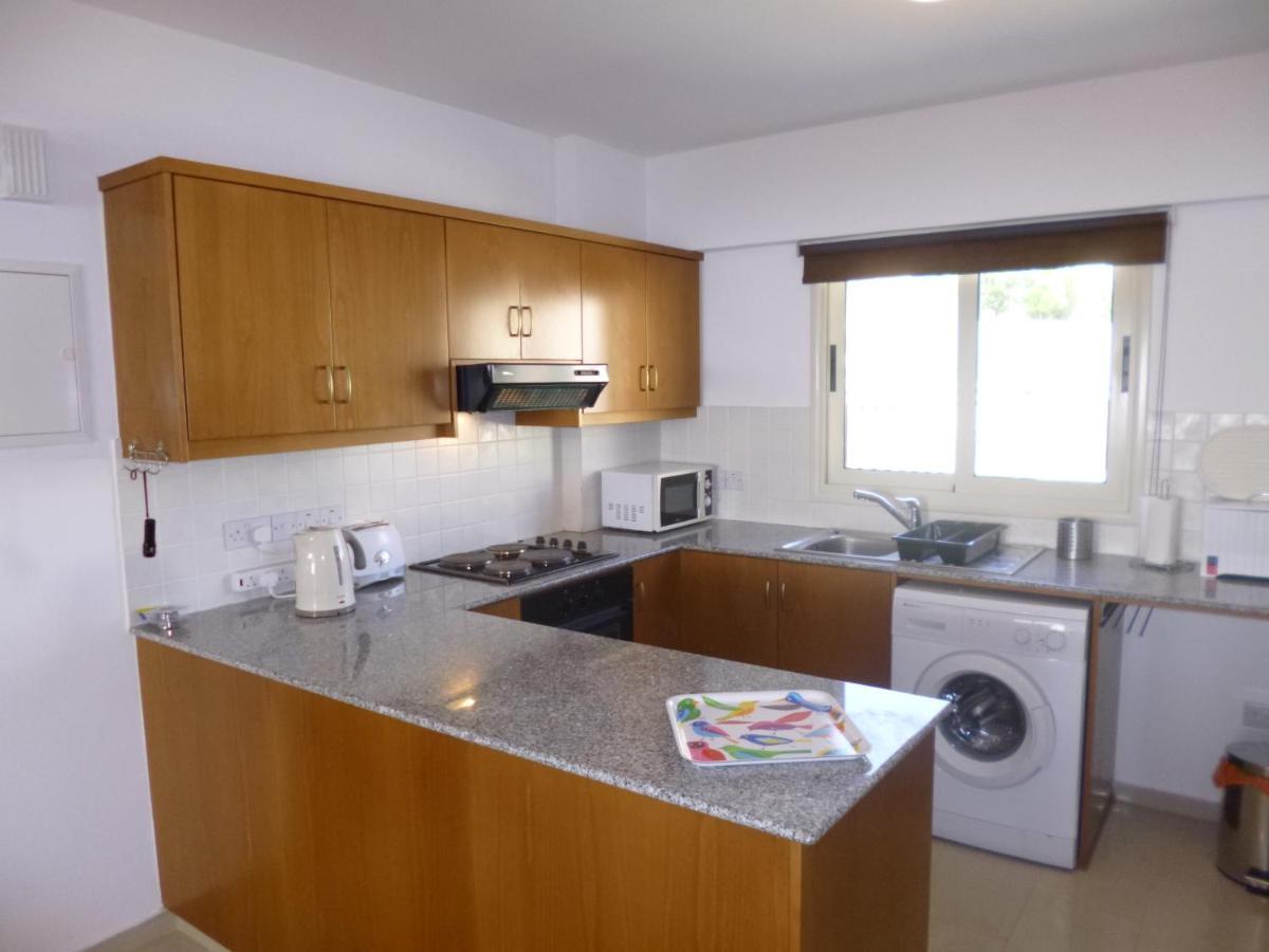First Floor 2 Bedroom Apartment, Large Balcony, Amazing Sea Views, Communal Pool Peyia Bagian luar foto