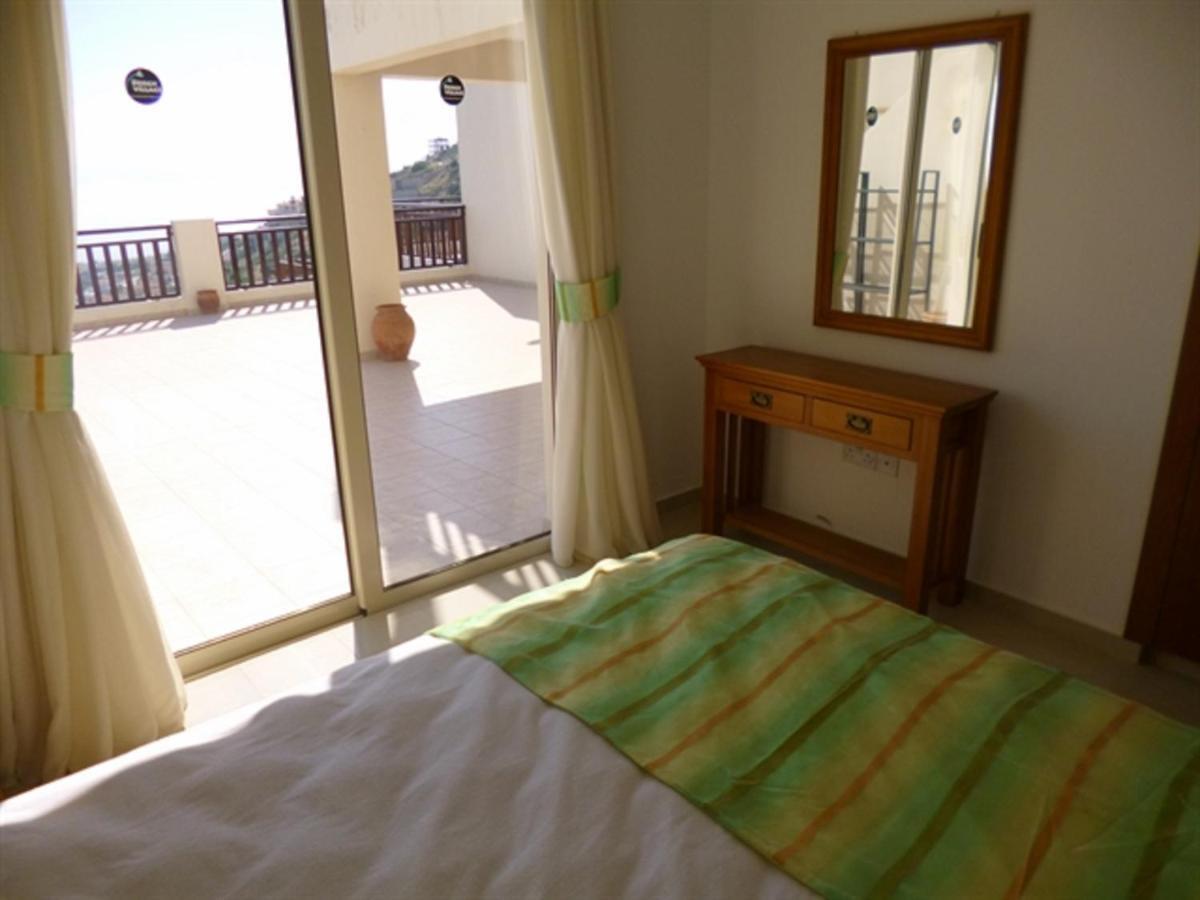 First Floor 2 Bedroom Apartment, Large Balcony, Amazing Sea Views, Communal Pool Peyia Bagian luar foto